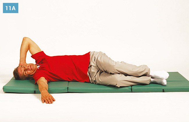 Ćwiczenie w leżeniu na boku, podnoszenie tułowia z ręką opartą na karku