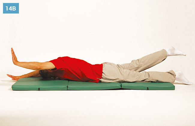 Ćwiczenie w leżeniu na brzuchu, wyprostowane ręce nogi i unoszenie ich do góry naprzemiennie