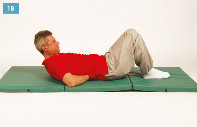 Ćwiczenie w leżeniu na plecach z ugiętymi kolanami stopy na materacu i dłonie pod kręgosłupem