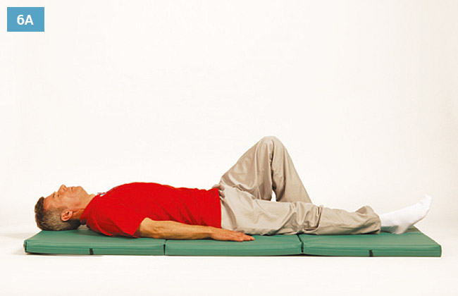 Ćwiczenie w leżeniu na plecach unoszenie wyprostowanej nogi do góry druga noga oparta na materacu A