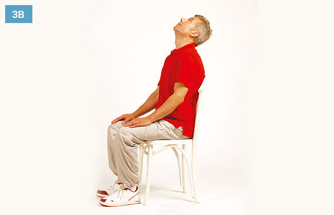 Ćwiczenie w siadzie na krześle, ręce oparte na kolanach, odchylona głowa do tyłu