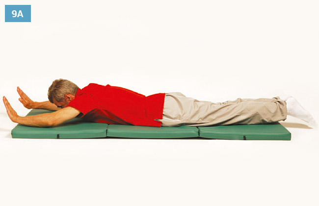 Ćwiczenie w leżeniu na brzuchu, prostowanie i zginanie rąk