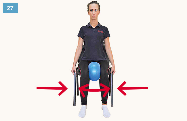 Ćwiczenie wzmacniające mięśnie przywodziciela uda w pozycji siedzącej